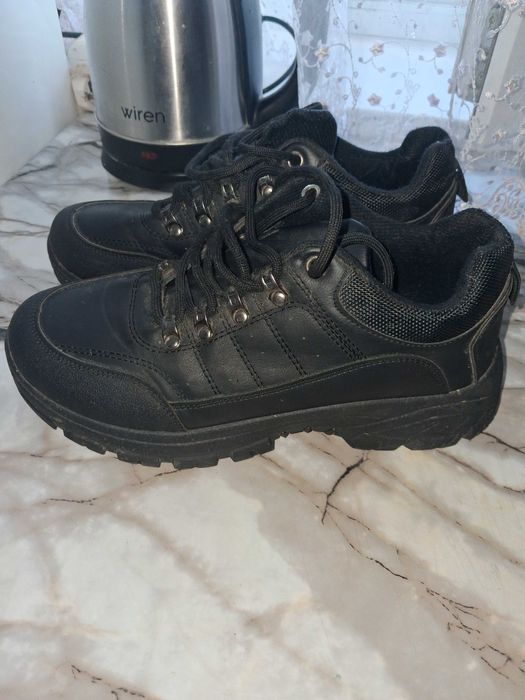 Продам чоловічі кросівки