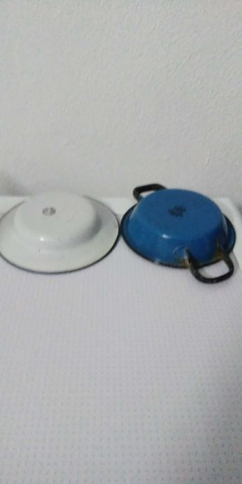 prato e tacho em esmalte de pequenas dimensões
