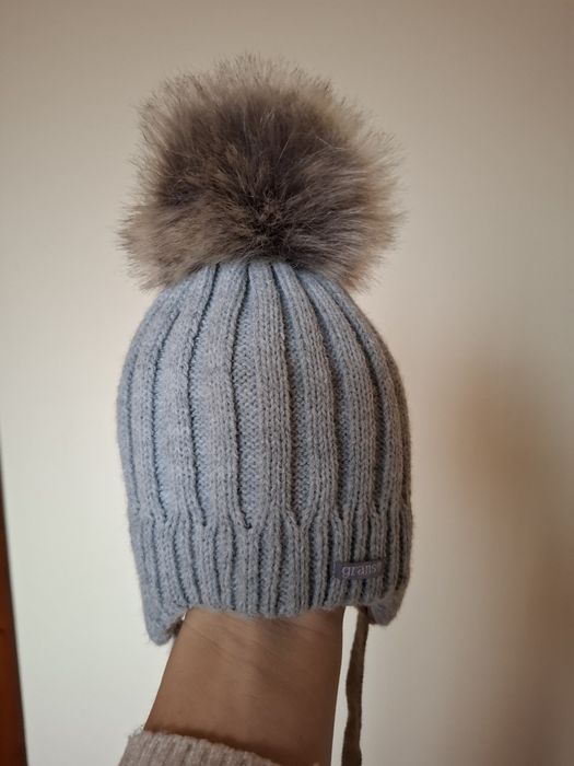 Шапки сіра, та біла з шарфіком