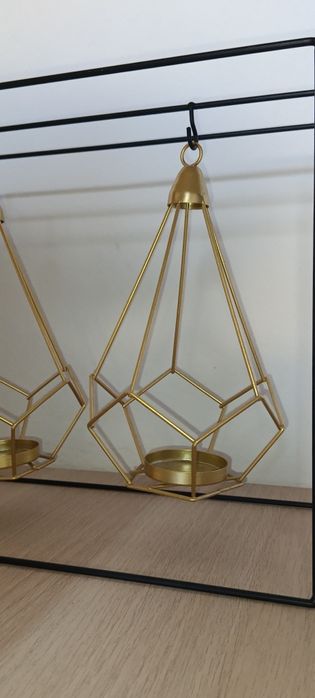 Castiçal dourado e preto