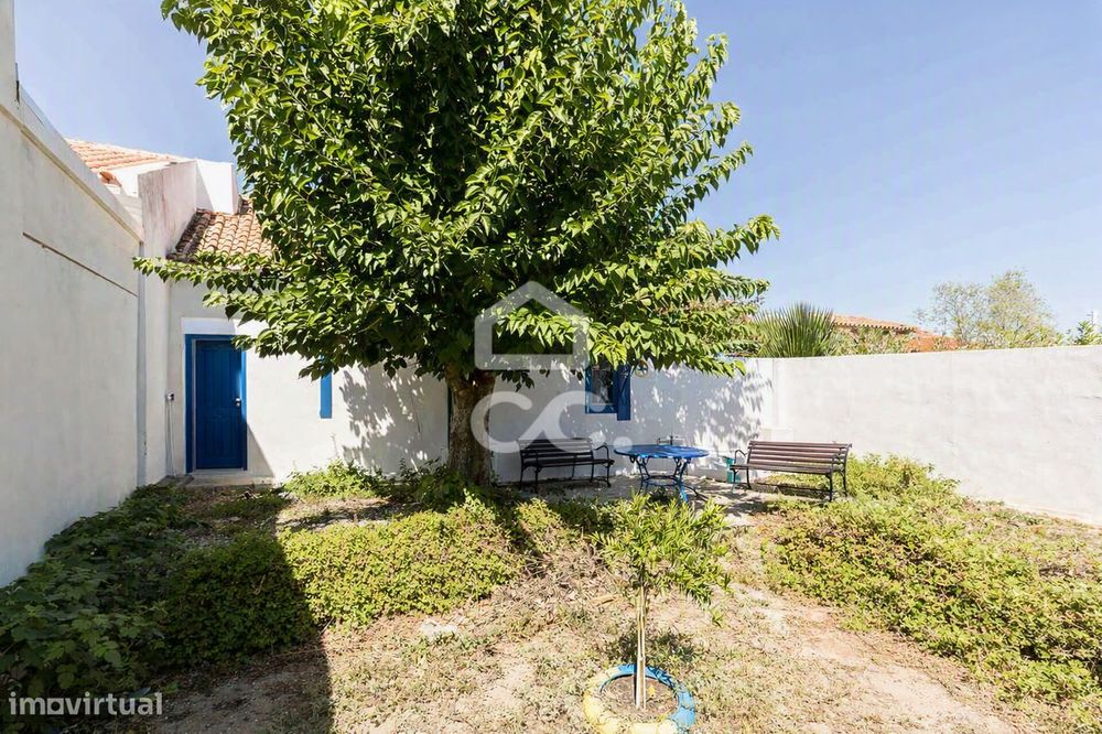 Moradia T3 c/ Quintal, Terraço e Aproveitamento de Sótão nos Canaviais