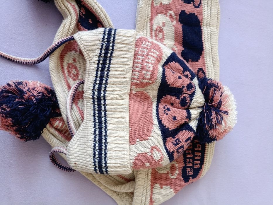 Тепла шапка з шарфом.