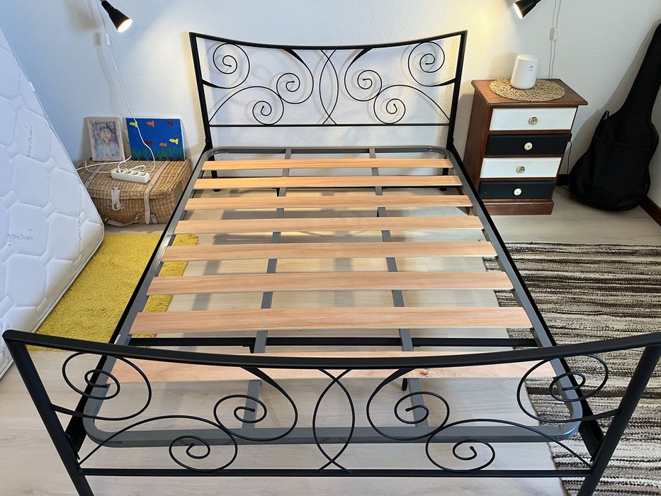 Cama de ferro com estrado - estilo elegante