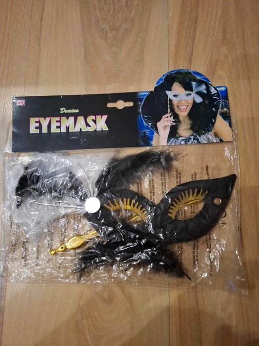 czarna maska wenecka karnawałowa z piórami na bal maskowy cosplay
