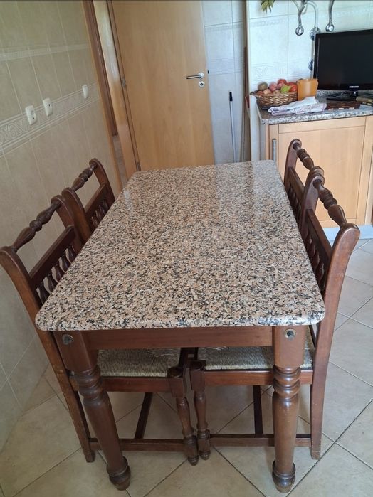 Mesa  em pedra de granito com 4 cadeiras