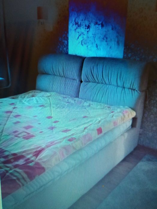 Кровать, бойлер, духовка, холодильник.