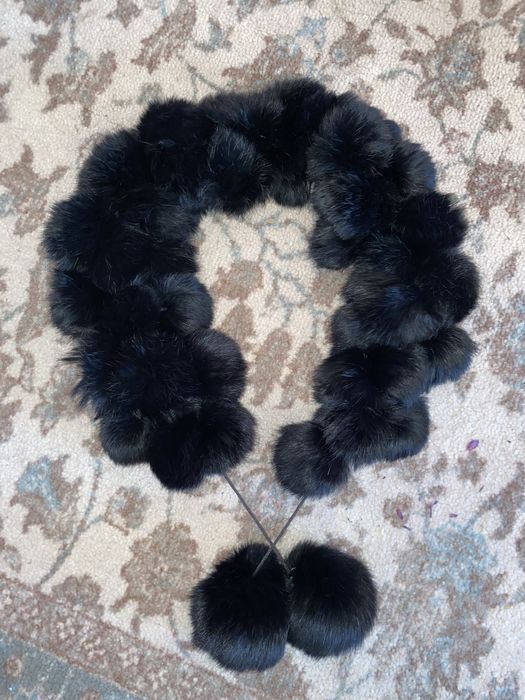 Szalik futrzany z pomponami