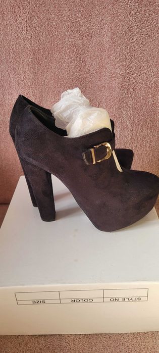 Buty na obcasie  35