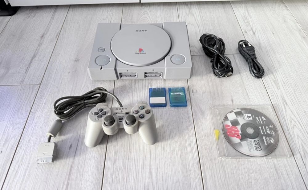 Sony PlayStation 1 PS1 PSX Pad + 2x karta pamięci
+gra
