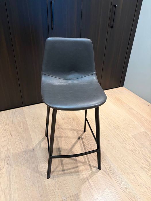 Напівбарний стілець , Барний стілець