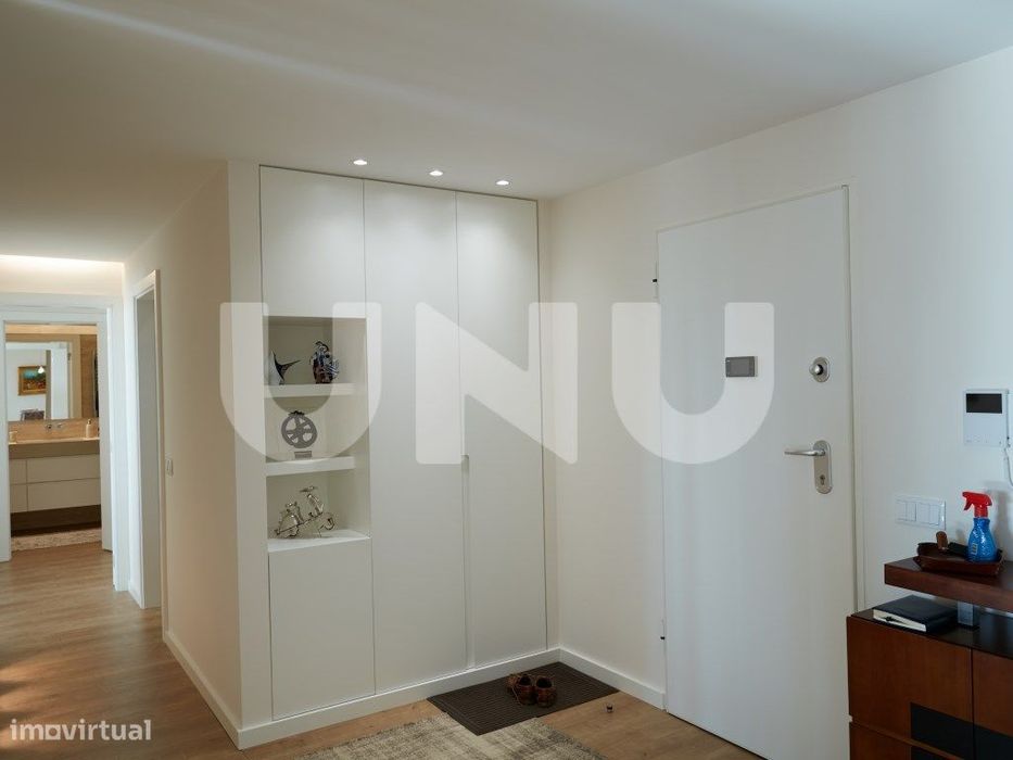 Apartamento T2, remodelado, em condomínio com piscina.