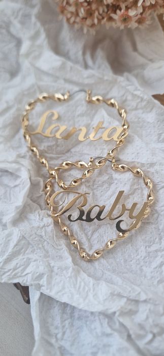 Kolczyki Asos Design – złote serca z napisami "Santa Baby"