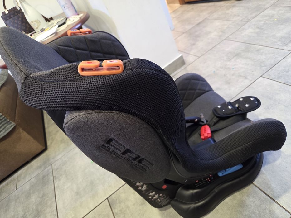 Дитяче автомобільне крісло