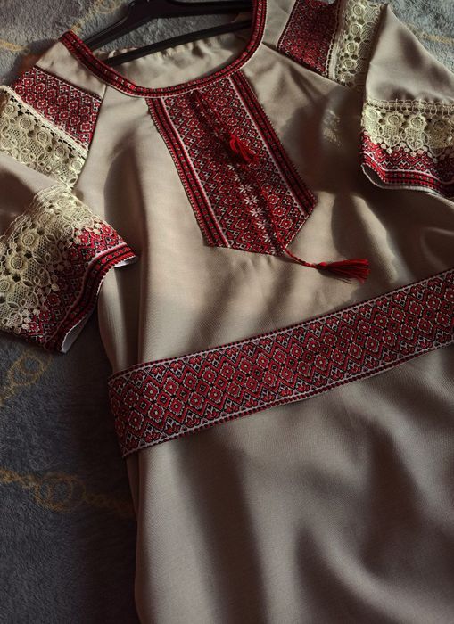 жіноча вишивана сукня