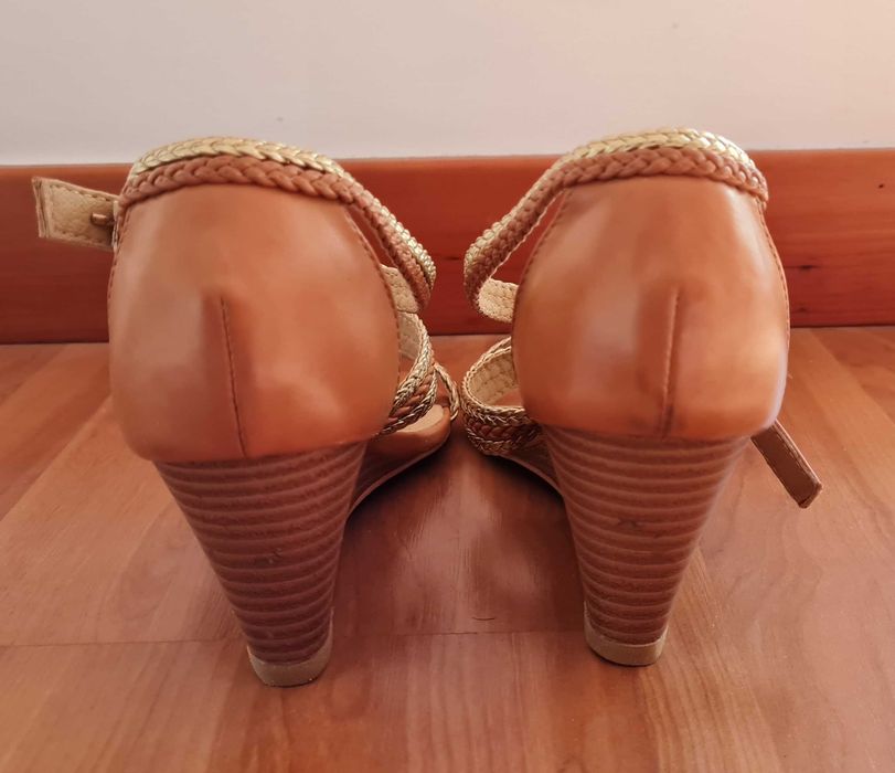Sandalias de cunha lindas 36