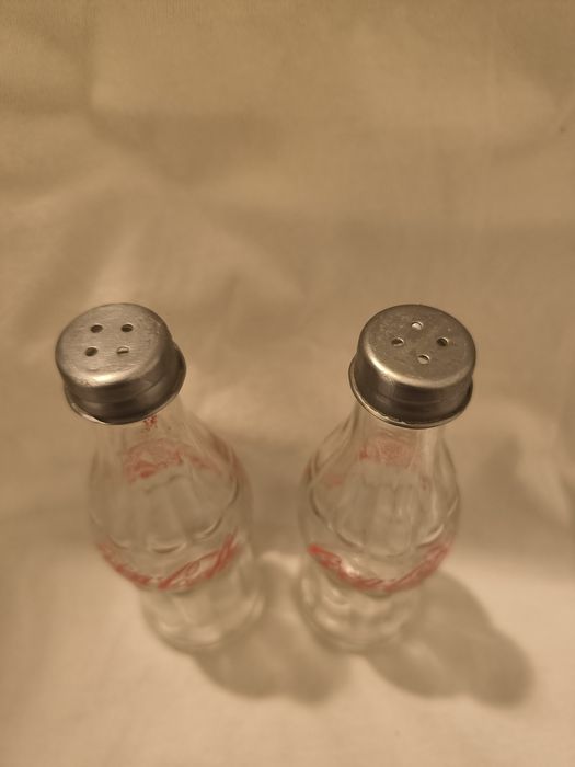 Mini réplicas de garrafas Coca-Cola (saleiro e pimenteiro)