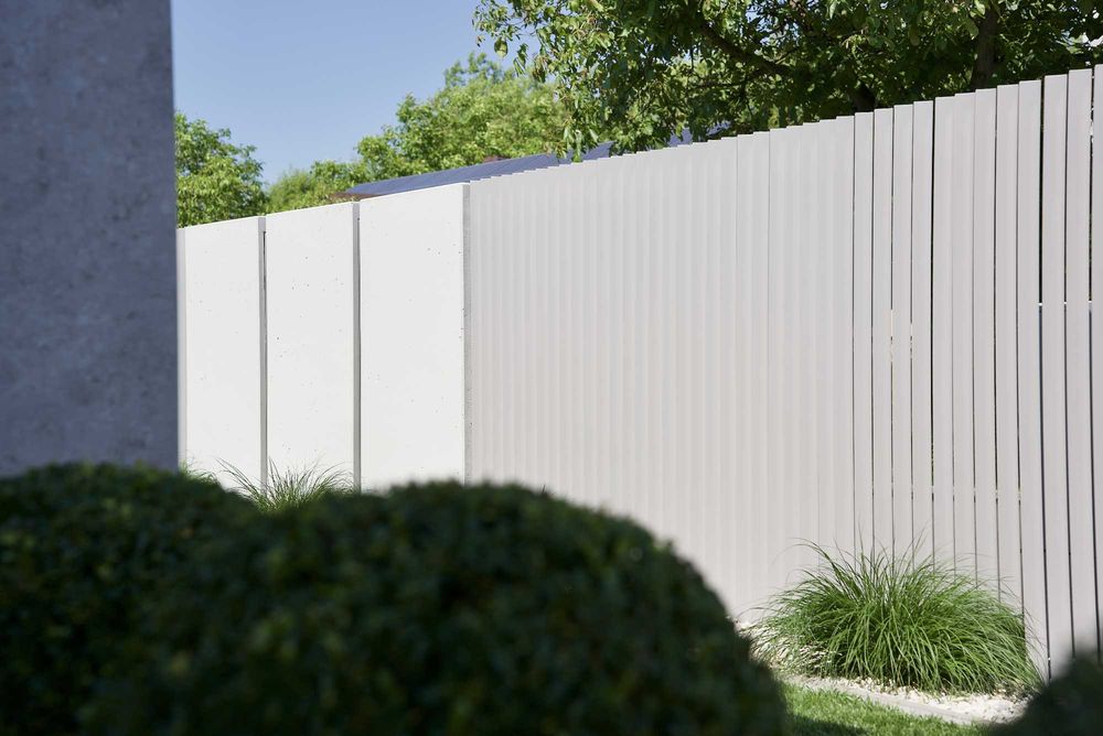 ogrodzenie grzebieniowe aluminiowe pionowe profile mur betonowy L
