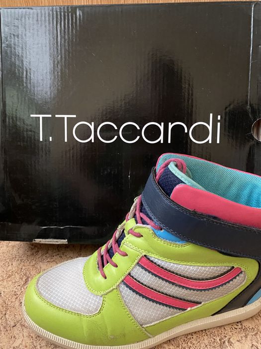 Женские кроссовки на танкетке