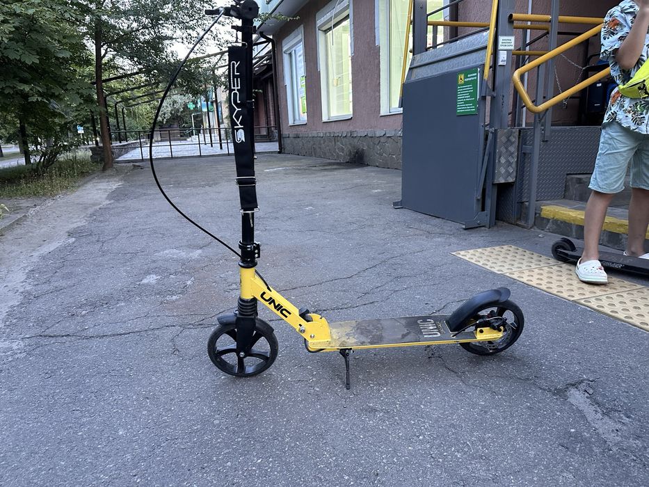 Самокат двухколёсный ,ручной тормоз и передний амортизатор