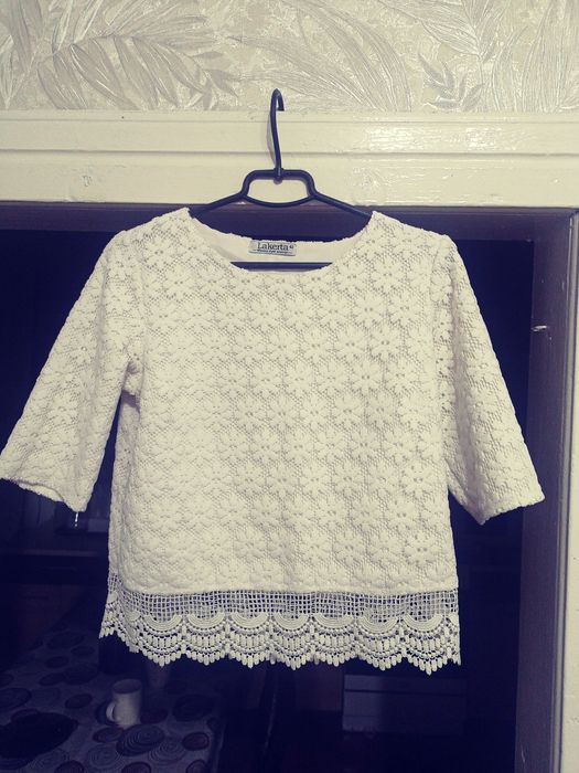 Блузка білого кольору