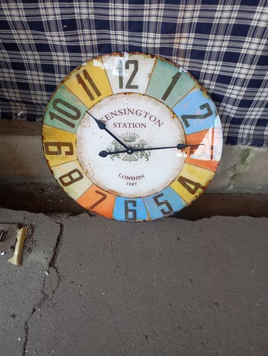 Vendo esta relógio a trabalhar muito bem bom estado