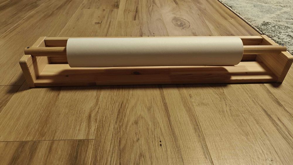 Półka drewniana dla dzieci IKEA Mala z rolką papieru do rysowania