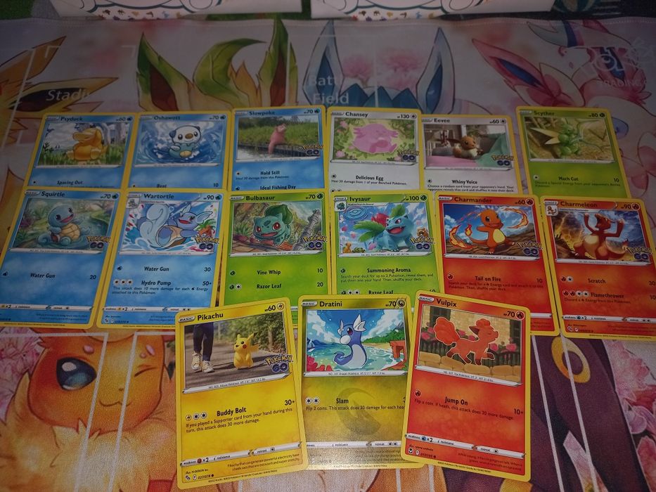 Zestaw 100 różnych oryginalnych kart pokemon.