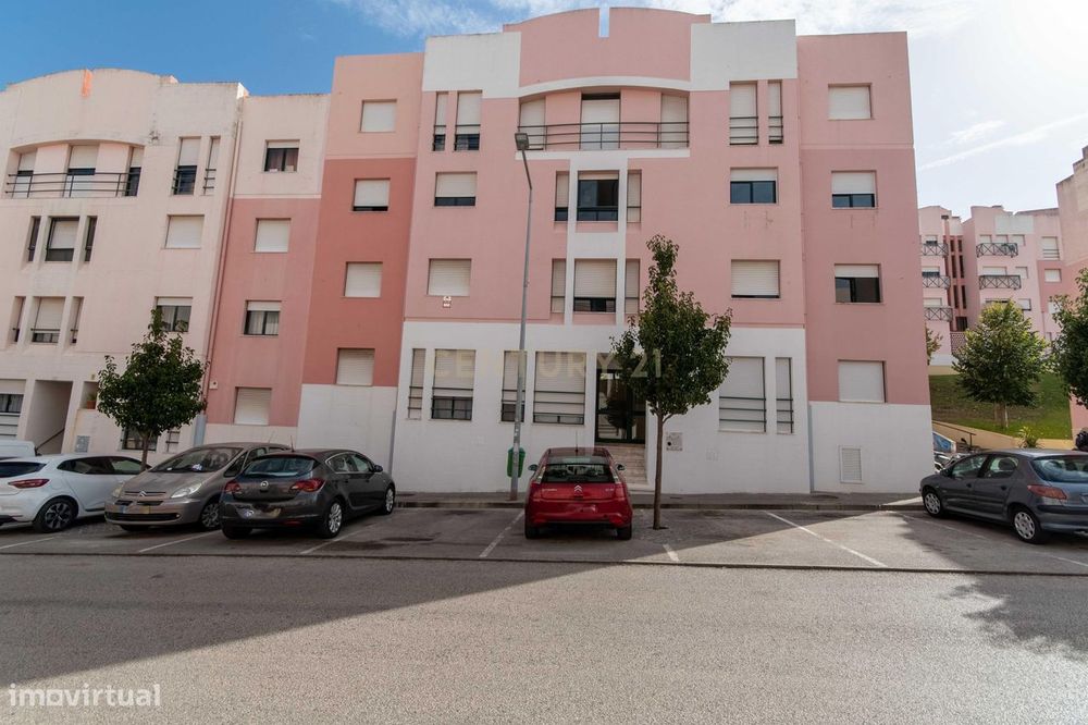 Apartamento T3 em Frielas com arrecadação