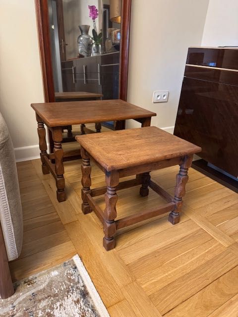 Dwa stoliki drewniane.