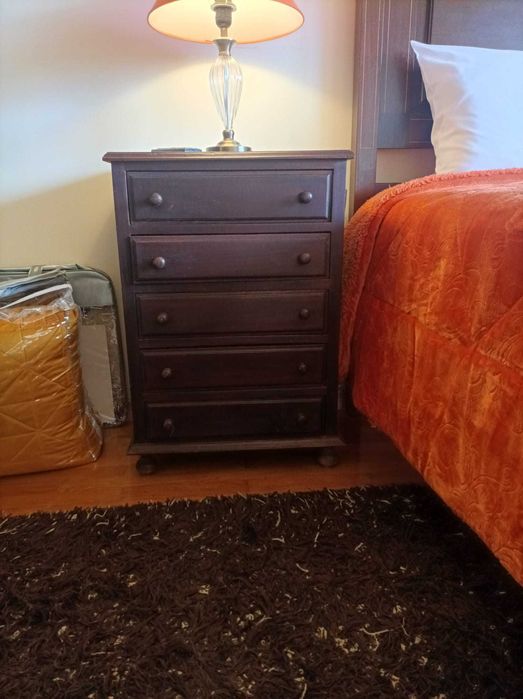 Mesa de cabeceira em madeira escura (só este mês)