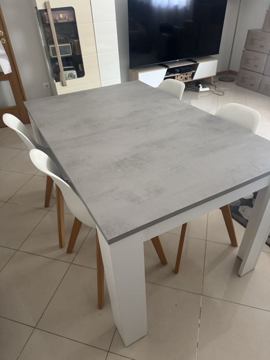 Conjunto mesa de jantar extensível e cadeiras