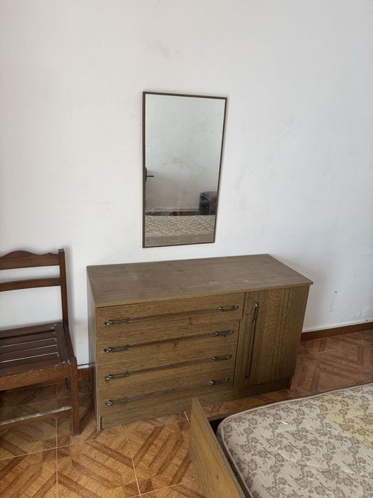 Mobilia de quarto + Secretária