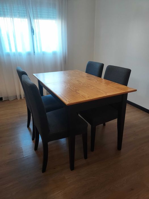 Mobília de sala com Cristaleira e mesa com 4 cadeiras