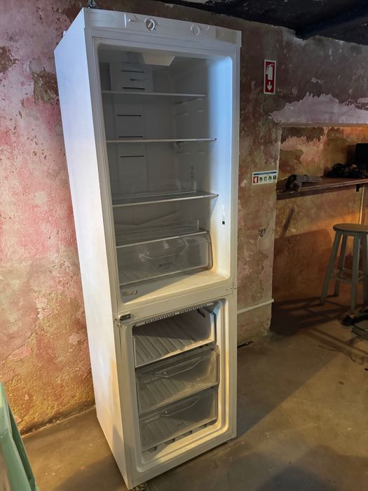 Frigorífico Indesit combinado (frigorífico + congelador) – A funcionar