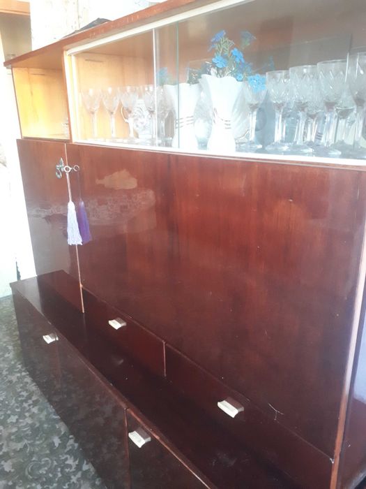 Серванти з посудом, тумба для теревизора + подарунок