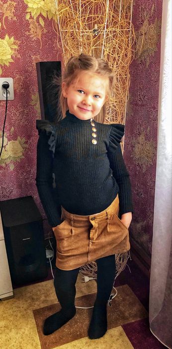 Класна водолазка з золотими гудзиками