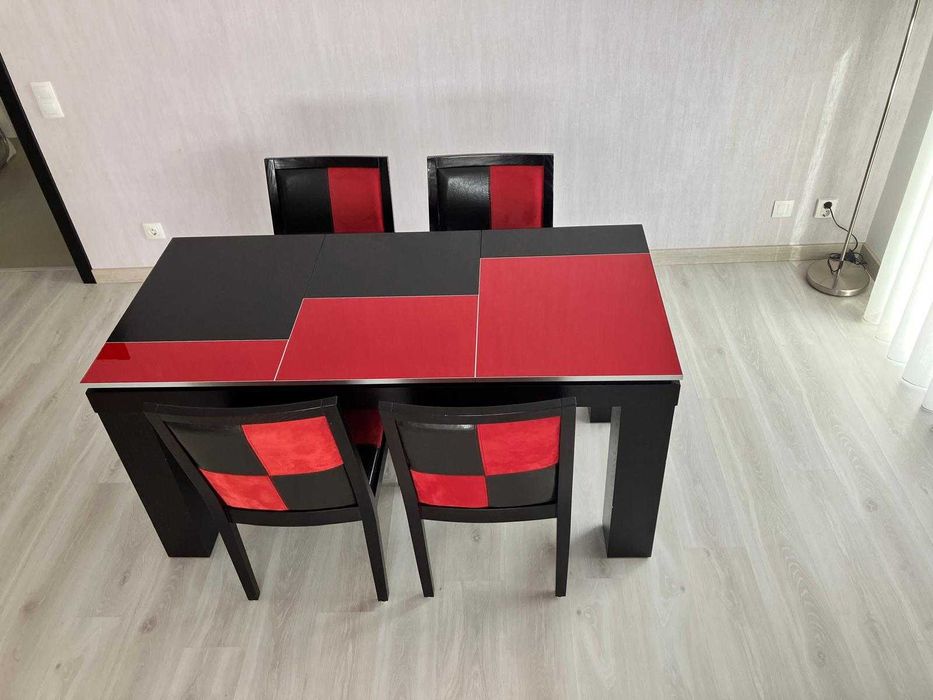 Mesa de Jantar com 4 cadeiras e 1 Móvel de apoio