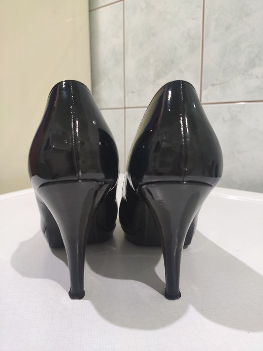 Czarne szpilki lakierowane 38