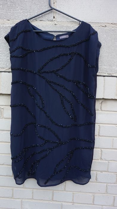 Granatowa krótka sukienka z cekinami yesssica c&a