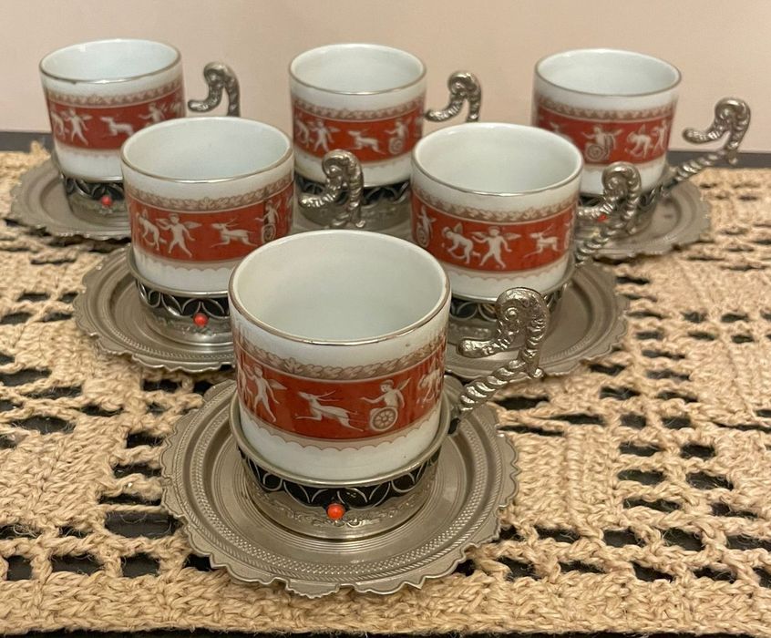 Chávenas de café em porcelana com casquinha