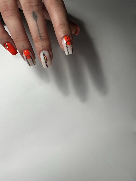 Манікюр , нарощування , педикюр . Центр міста