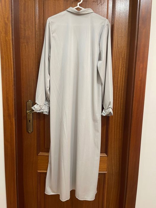 Camisa de noite em cetim cinzenta