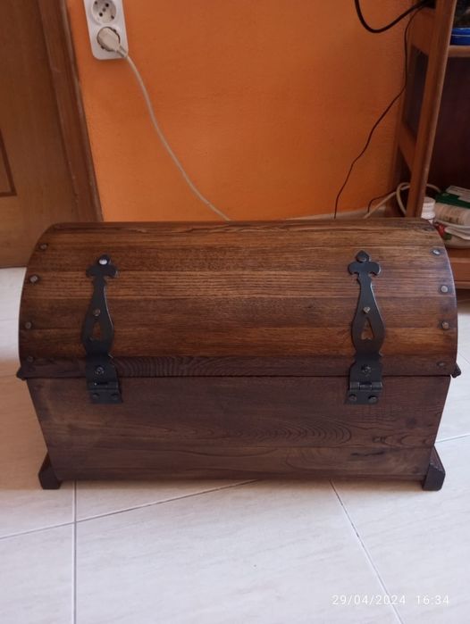 Baú restaurado em madeira maciça