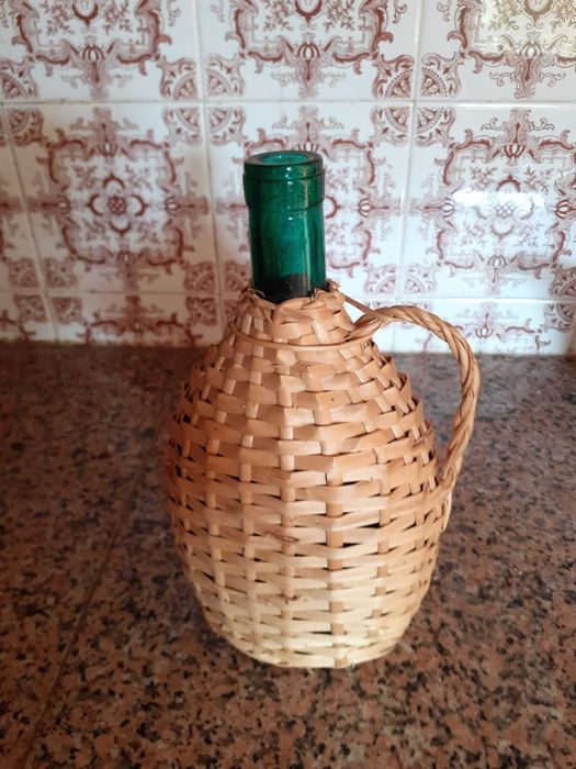 Garrafão antigo em vidro verde empalhado, ideal para decoração rústica  ou garrafeira, em excelente estado