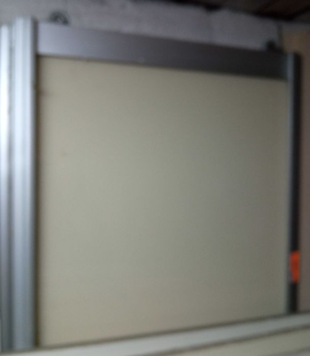 szafa z przesuwnymi drzwiami typu komandor