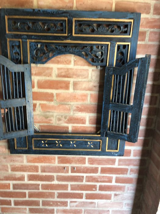 Lustro w drewnianej ramie bardzo efektowne