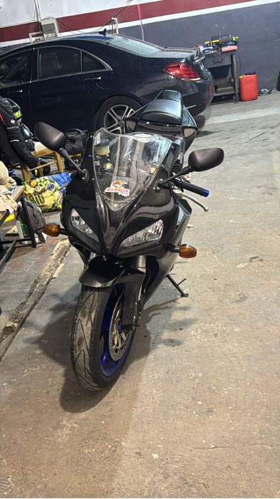 CBR 1000 RR em muito bom estado aceito trocas