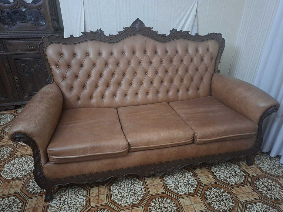 Vendo conjunto de sofás mais mesa de centro em excelente estado. Possibilidade de venda em separado