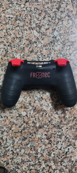 Case e grips para comando de PS4 (nunca usado)