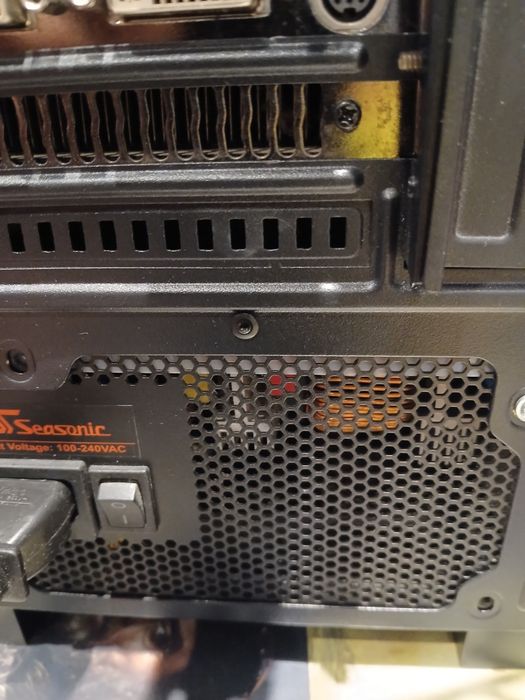 Torre  Processador I7  8GB de memória